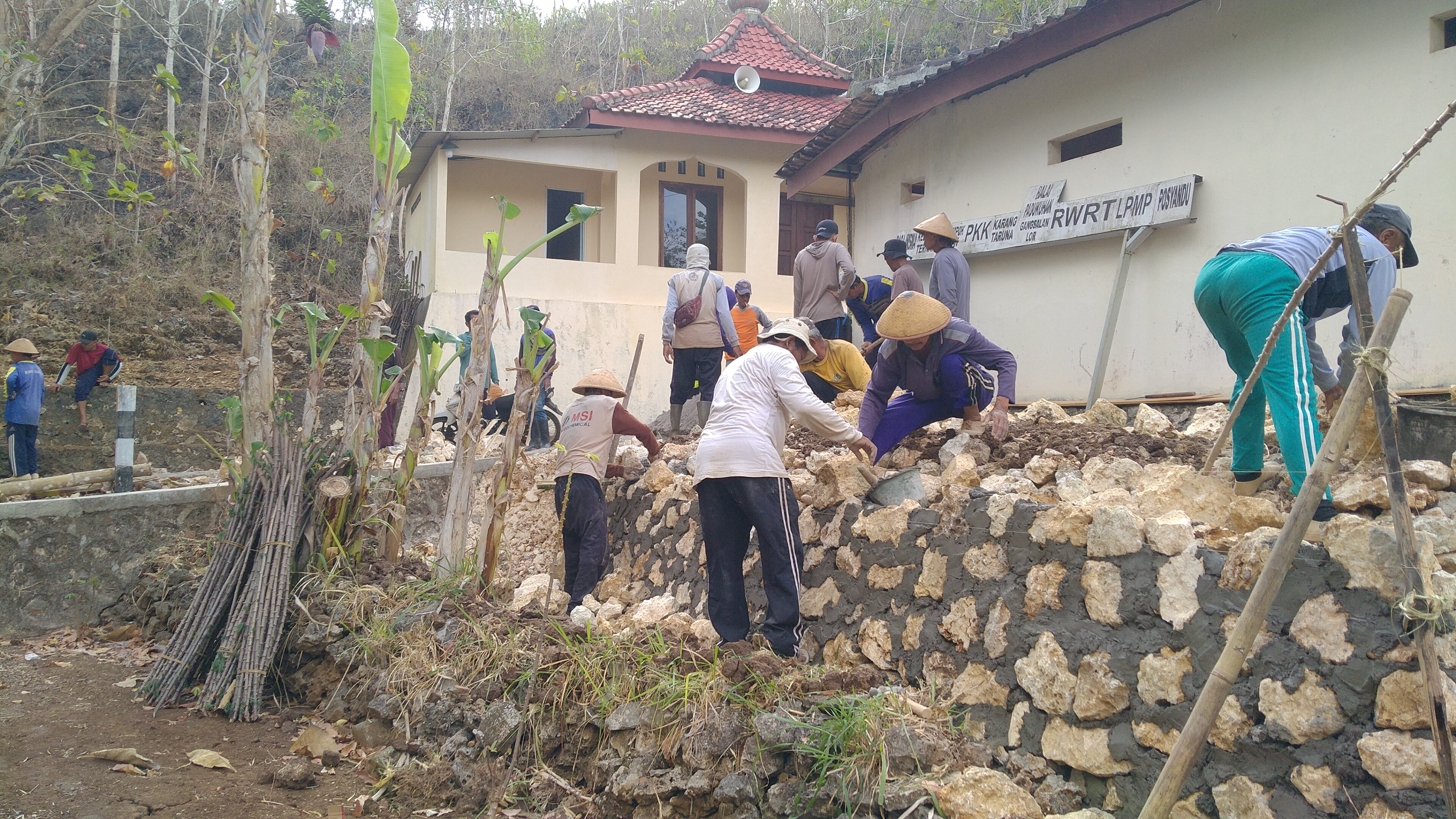 Warga Padukuhan Gangsalan Lor Gelar Kerja Bakti Pembangunan Talud