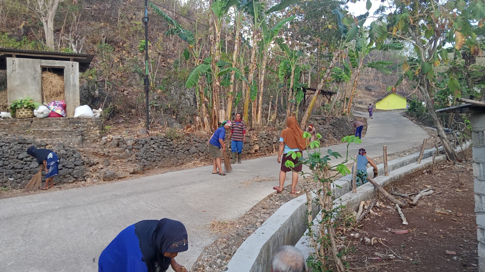 Warga RT 21 Gelar Kerja Bakti Bersih-Bersih Lingkungan  Gangsalan